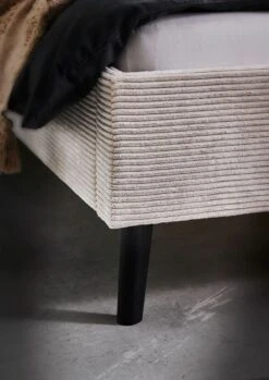 Avola -Schlafzimmerhausladen Avola Poso 100 beige Detail Fuss 14364 23 1280x1280